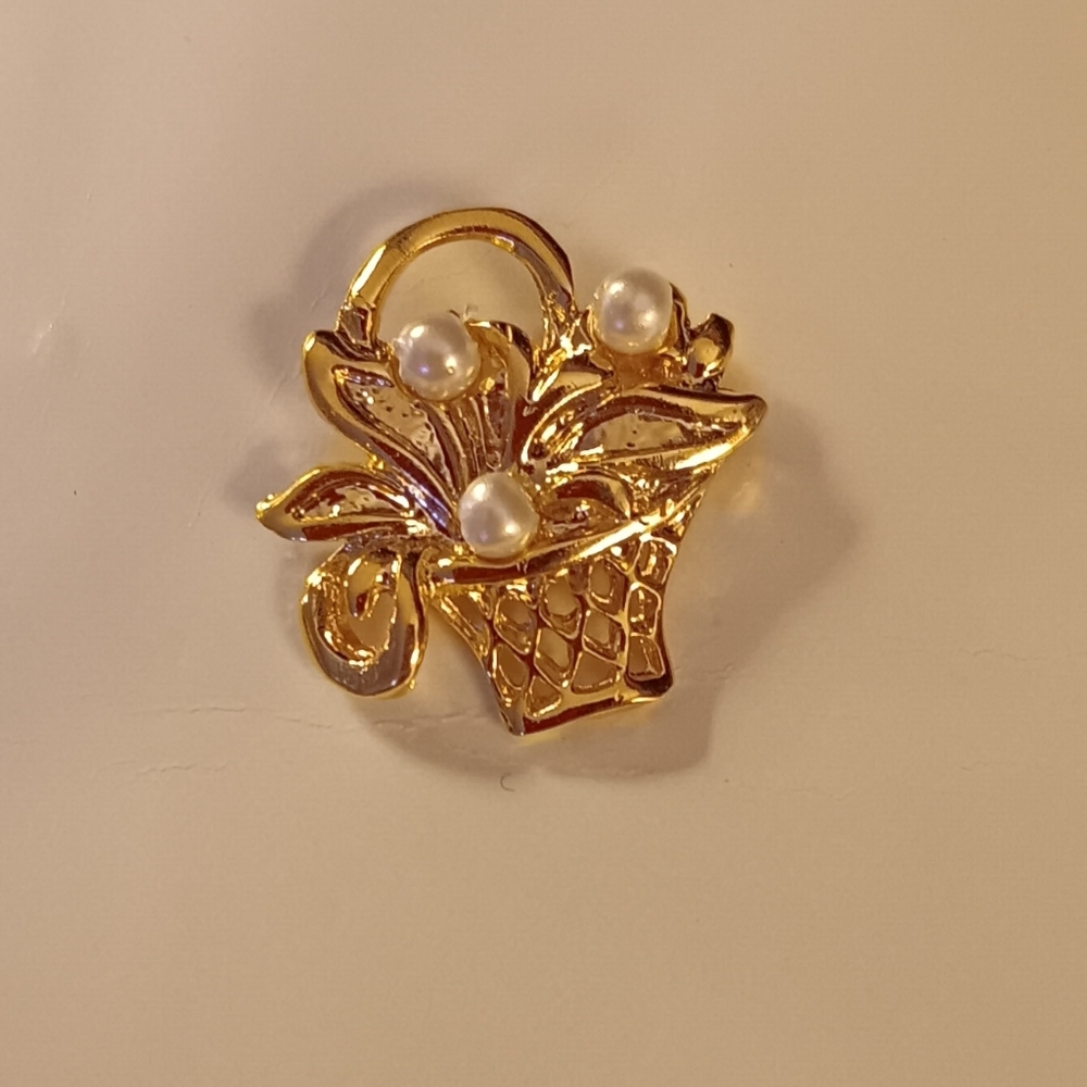 GOLD BASKET WITH PEARLS PIN